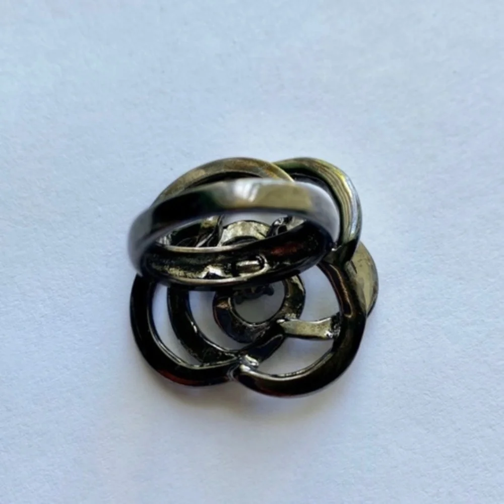 Black swirl flower ring center w black stone - Picture 5 of 6